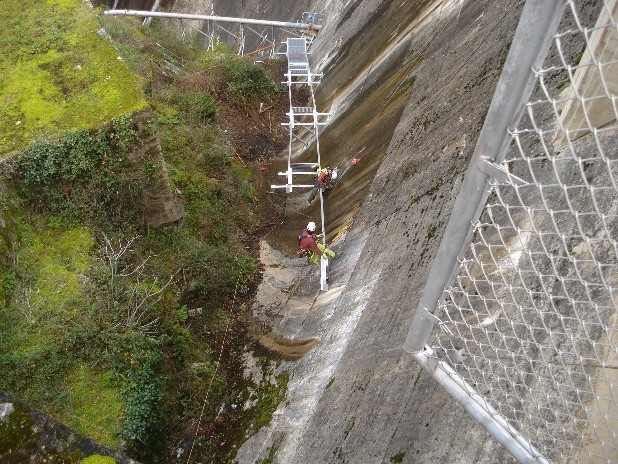 escalera metalica valvula de cabecera cefer constructura