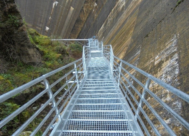 escalera metalica valvula de cabecera cefer constructura