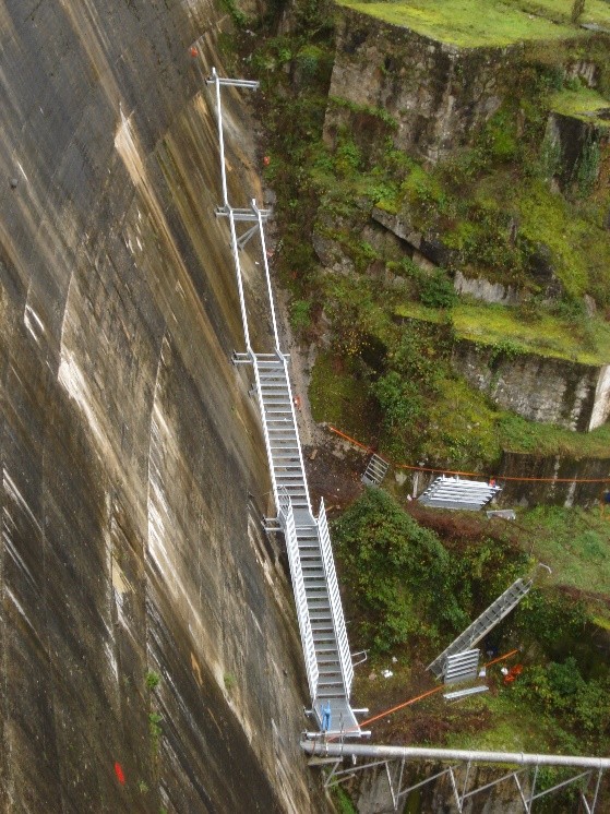 escalera metalica valvula de cabecera cefer constructura