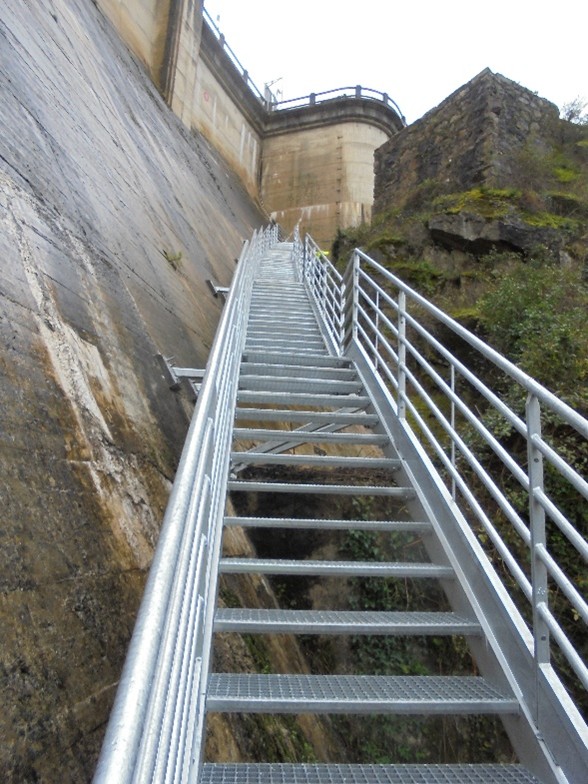 escalera metalica valvula de cabecera cefer constructura